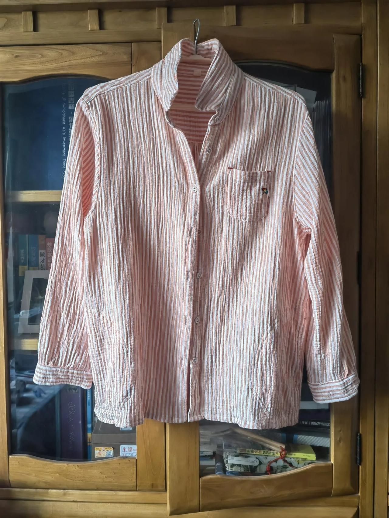 过去的几天是热衷于修修改改的日子，第一件不知啥时买的双层纱上衣，一次没穿过只因袖