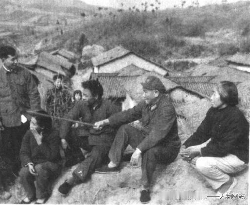 一九七九年，陈再道与故乡人民群众在一起。