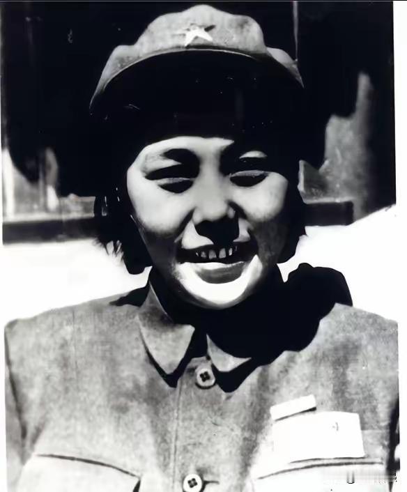 她是“最美上将夫人”，长征路上草地生孩子，2022年因病去世
​1936年川西草