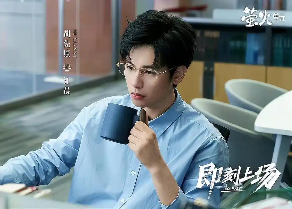 《即刻上场》的职场描写颇具亮点，为剧情增添了不少真实感与深度。

首先，它对职场