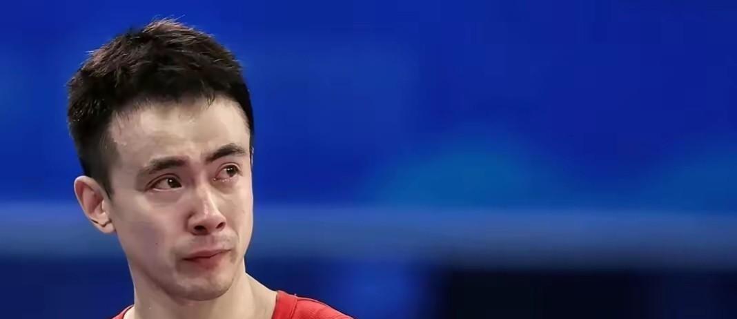 男篮现在能上场打球的，只剩5个人。
胡金秋、朱俊龙、雷蒙、廖三宁，还有主教练郭士