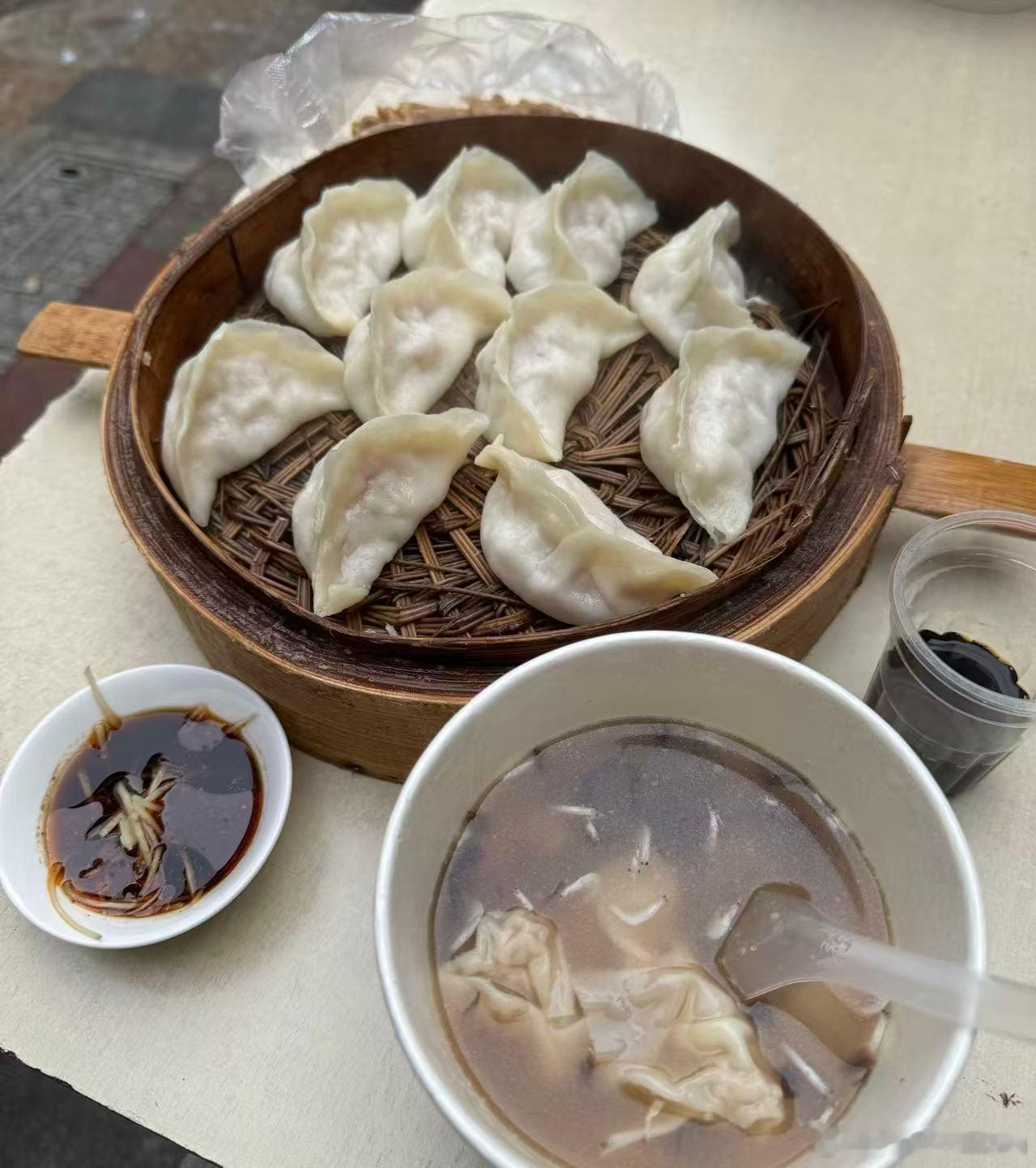 小时候天天吃长大了再偶尔再回味一下灌汤水饺还是那个味呢 ​​​