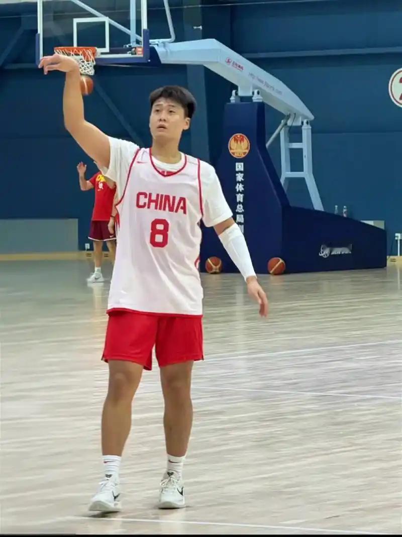 赵睿，作为中国篮球的代表性后卫之一，自出道以来以其全面的技术、坚韧的意志和领袖气