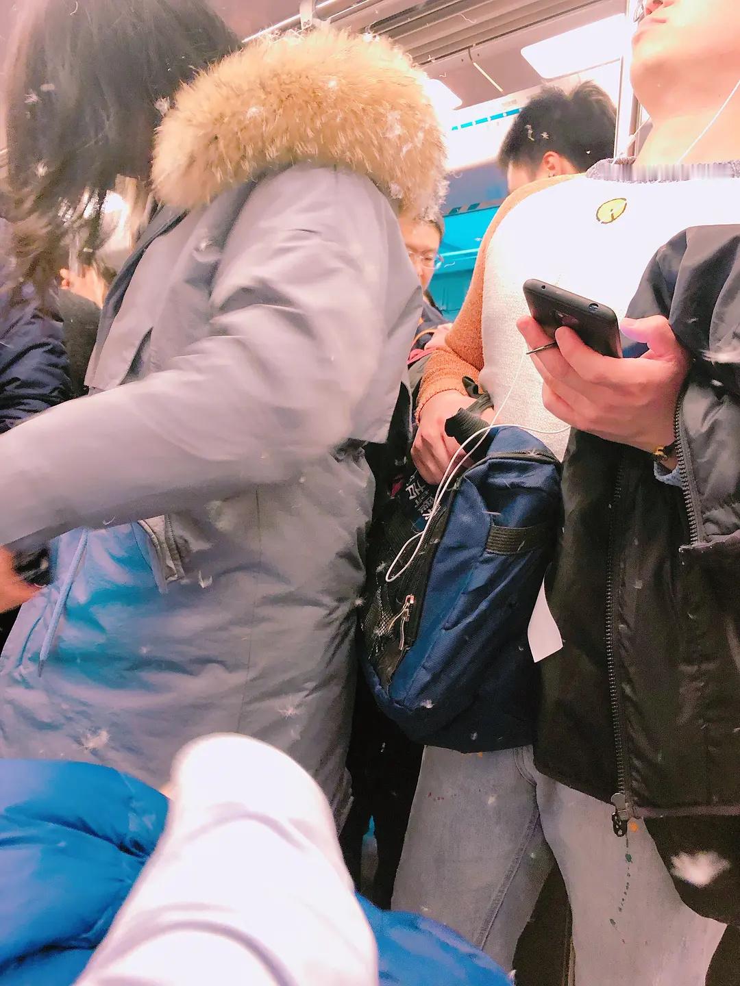 隔壁的隔壁座小姑娘羽绒服炸了看着衣服上粘的鹅毛恍惚间觉得自己应该拥有一个大鹅养殖