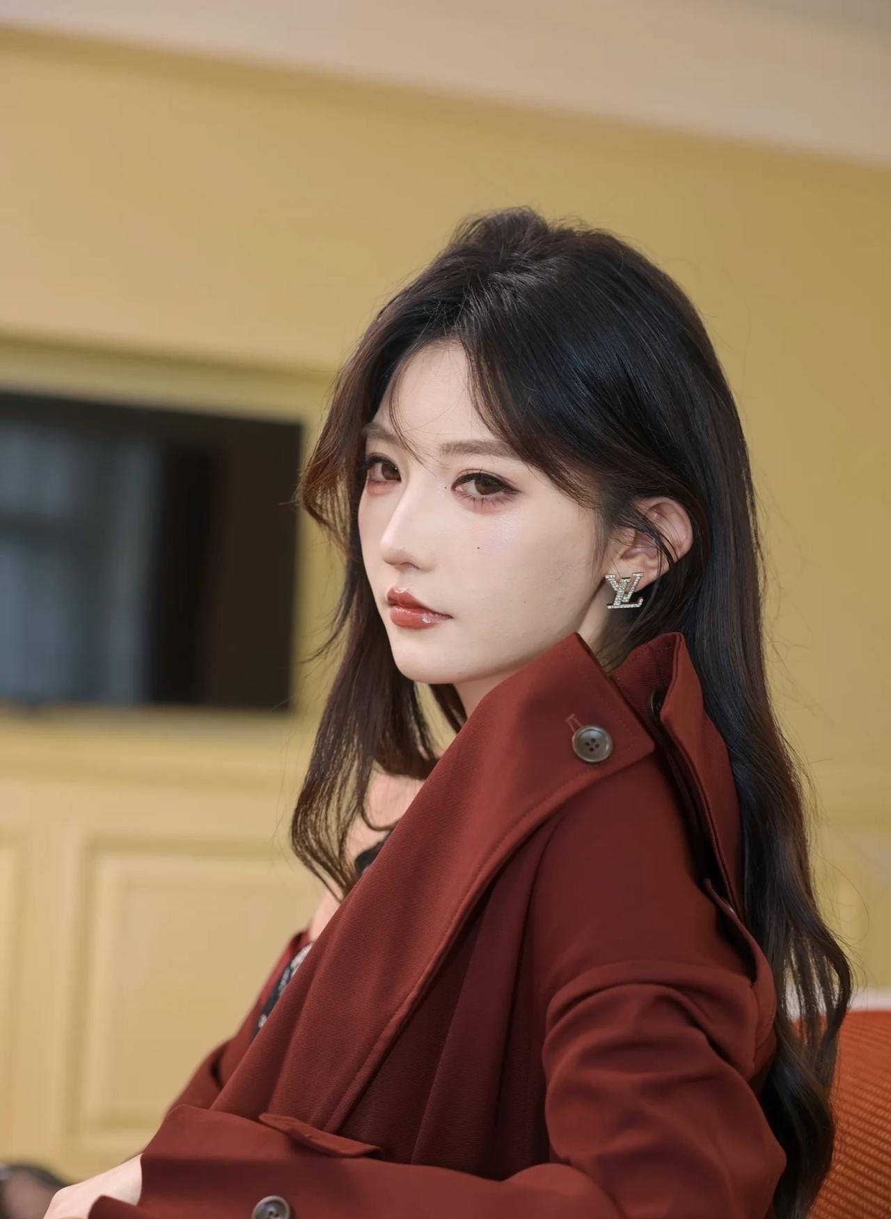 红色风衣下的致命诱惑