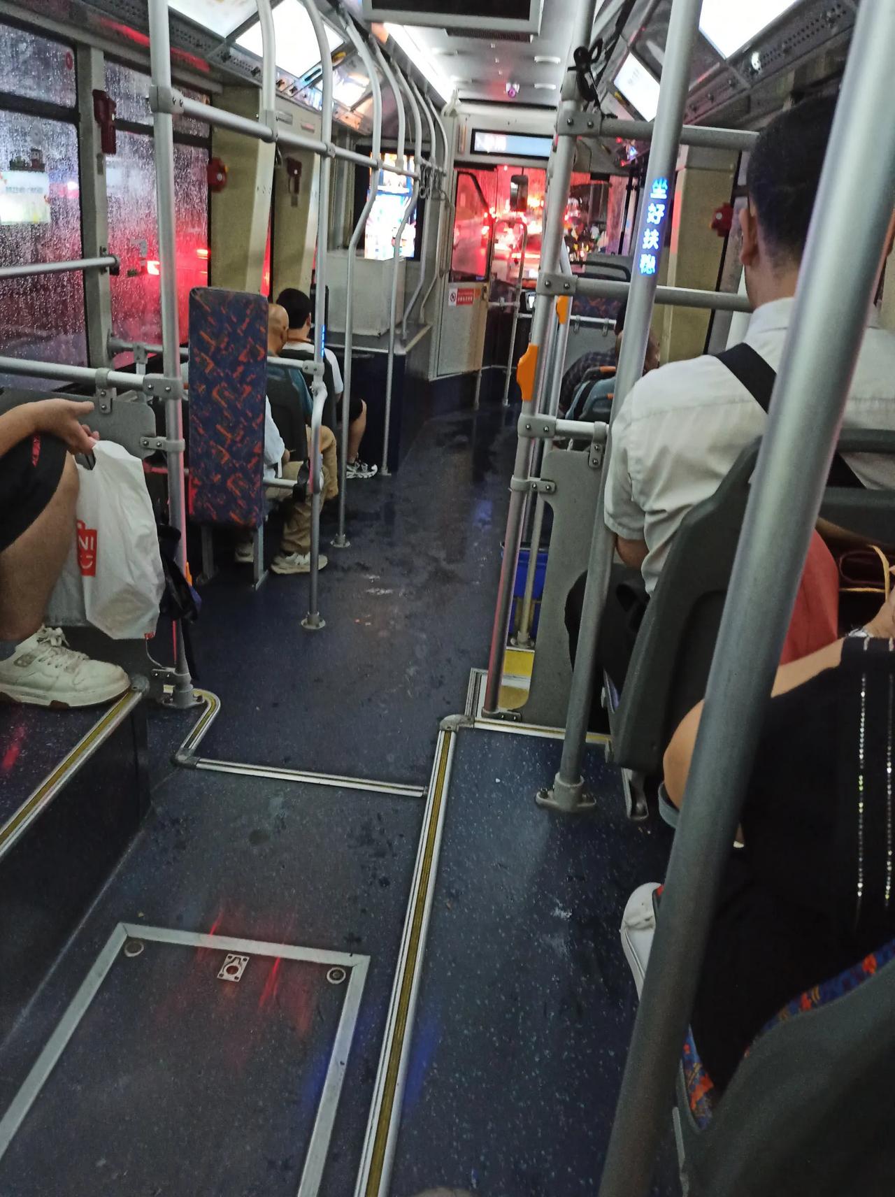 今天乘坐公交车，发现又在提醒:“为了公共卫生健康，请您上车佩戴口罩！”

我记得