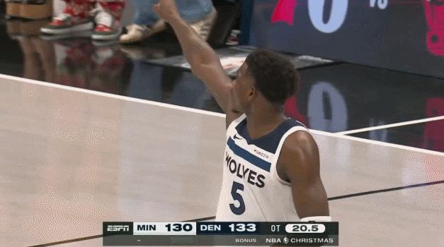 爱德华兹判罚不满 