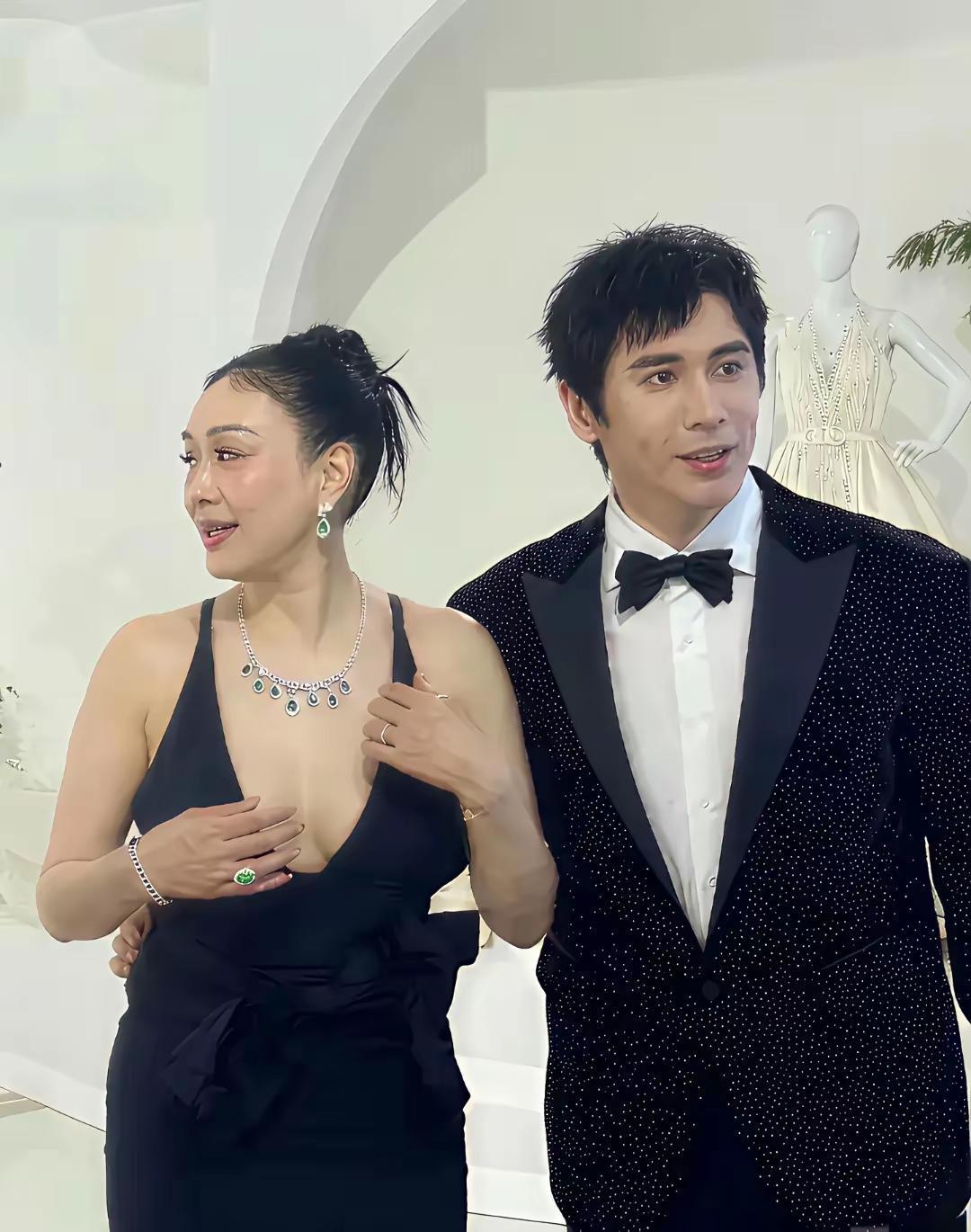 钟丽缇已经一把年纪了，
还是喜欢展示自己的身材，
但是在没有精修情况下，
她早就