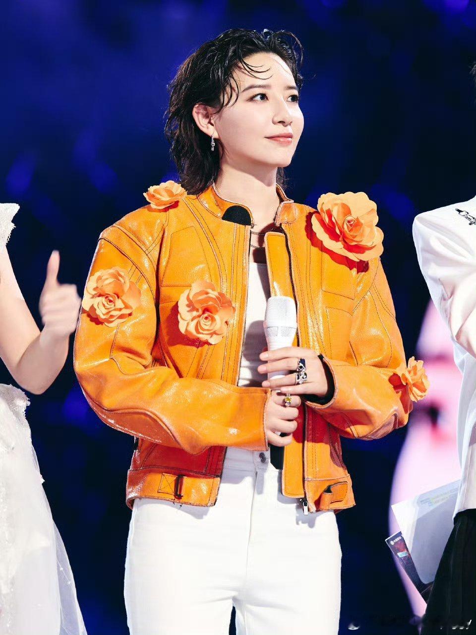 #李斯丹妮身上好多花# 啊啊啊啊啊啊，李斯丹妮的舞台表现力太绝了！又帅台风又稳，