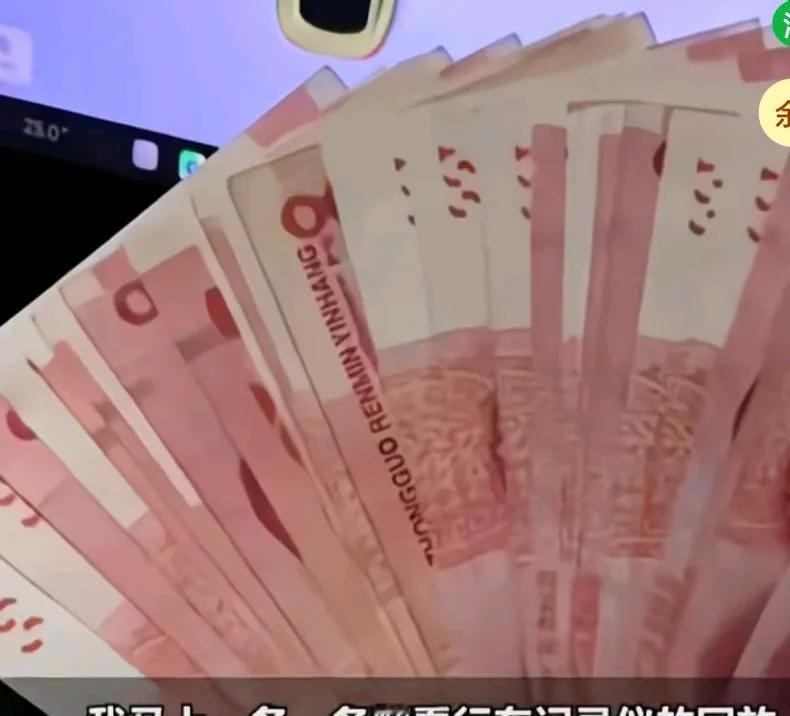 老太太用铁凳划伤婚车，车主说这车是结婚用的，刚提车就被划了，
车主就说他停到小区