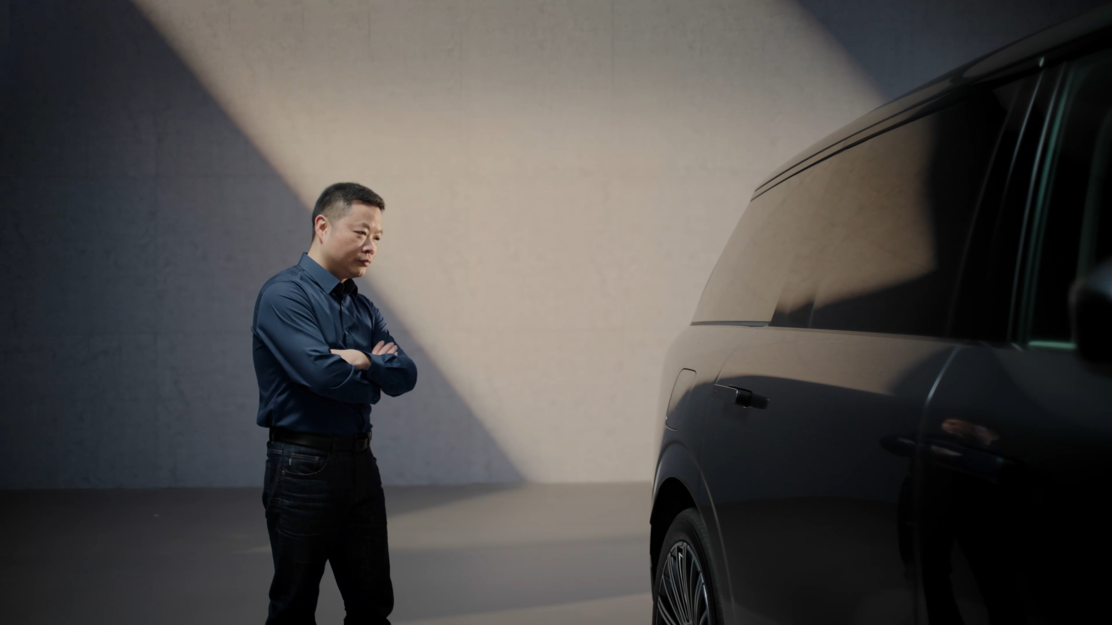 大师兄面对年度旗舰Gx的时候，陷入了严肃的沉思中！这么顶的车，还卖多少钱呢？何小