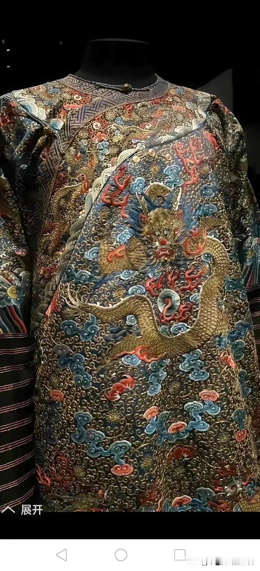大英博物馆那件嘉庆龙袍摆在展厅最中间，灯光打得通亮。很多人觉得这是荣耀，能被全世