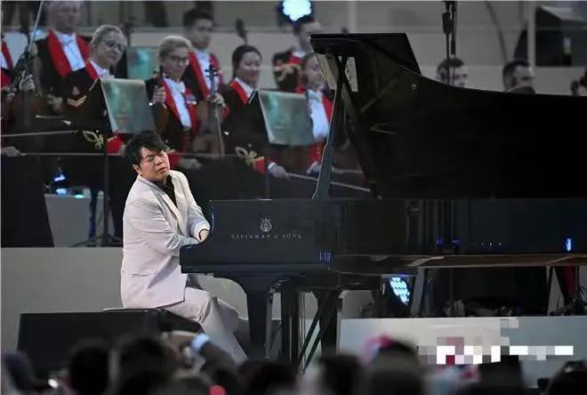 这陶醉的表情，加上狂晒“通行证”！郎朗对于为英国国王表演这件事，是感觉到很骄傲和
