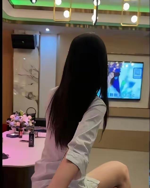 灯光闪烁，美酒相伴，夜晚的狂欢才刚刚开始！🎉🍷💃城市夜景酒吧