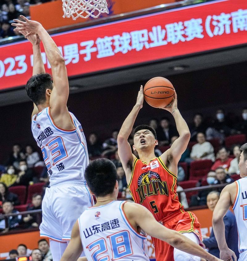 迎来三连败后，山东高速接下来要迎来四连败，极有可能以尴尬的7连败结束常规赛。
邱