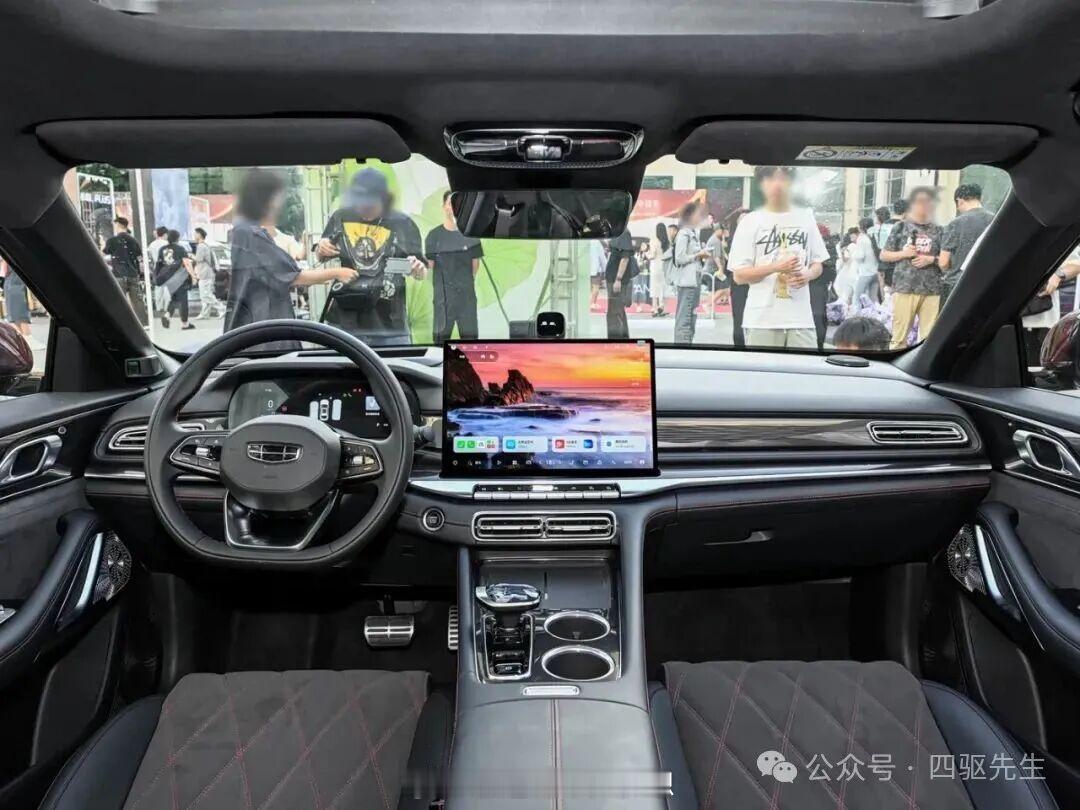 星瑞LPLUS 是吉利旗舰燃油B级车型，接近5米车长，采用CMA架构造车，前麦弗