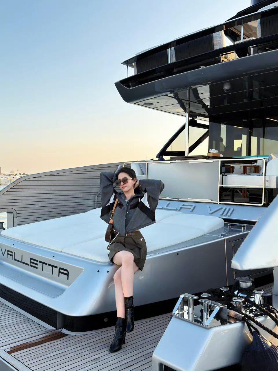 刘亦菲游艇随拍，好有老钱风～