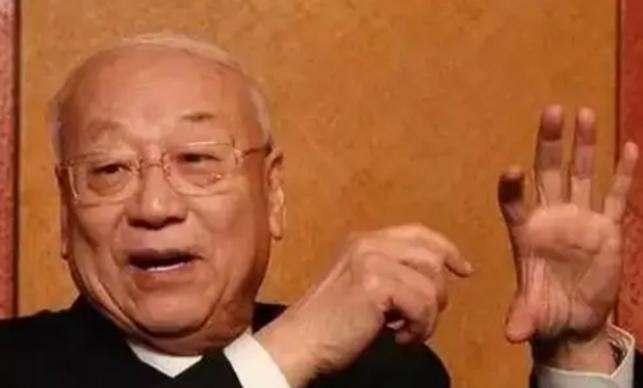 毛泽东因不愿接受手术迟迟犹豫，唐由之巧用一句诗词劝解，竟令主席欣然同意进行治疗！