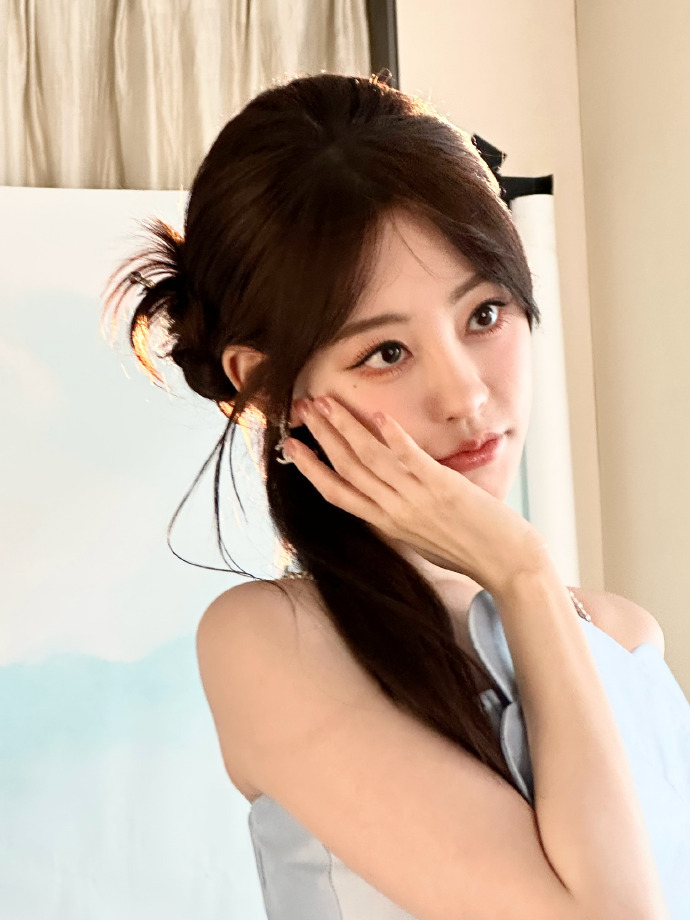 #祝绪丹法式吊带裙#   真不愧是我喜欢的大美女，祝绪丹法式吊带裙分分钟就已经撩