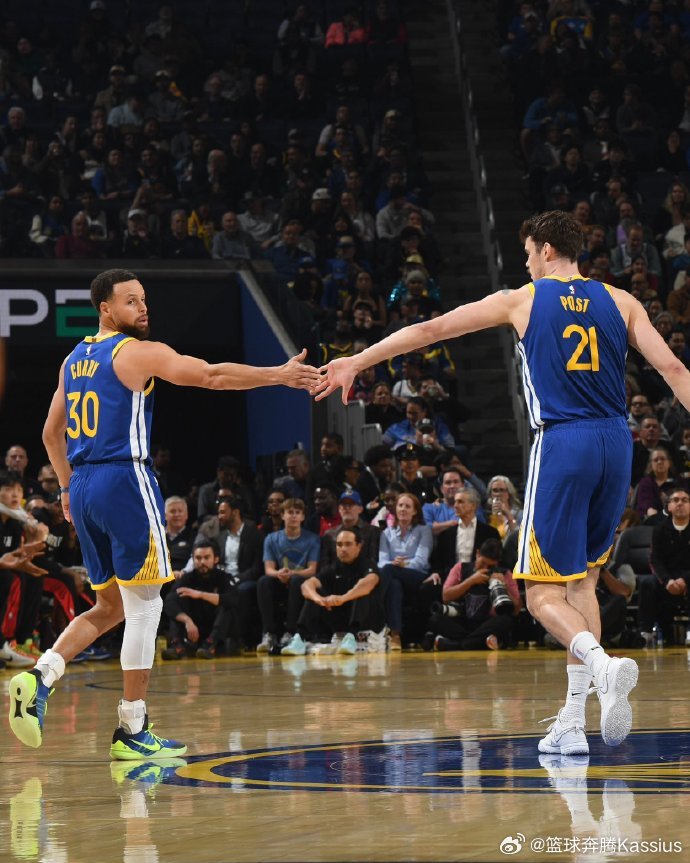 谁能想到？库里只拿7分还能赢球！勇士年轻人集体爆发扛起进攻大旗，让三分神射手安心