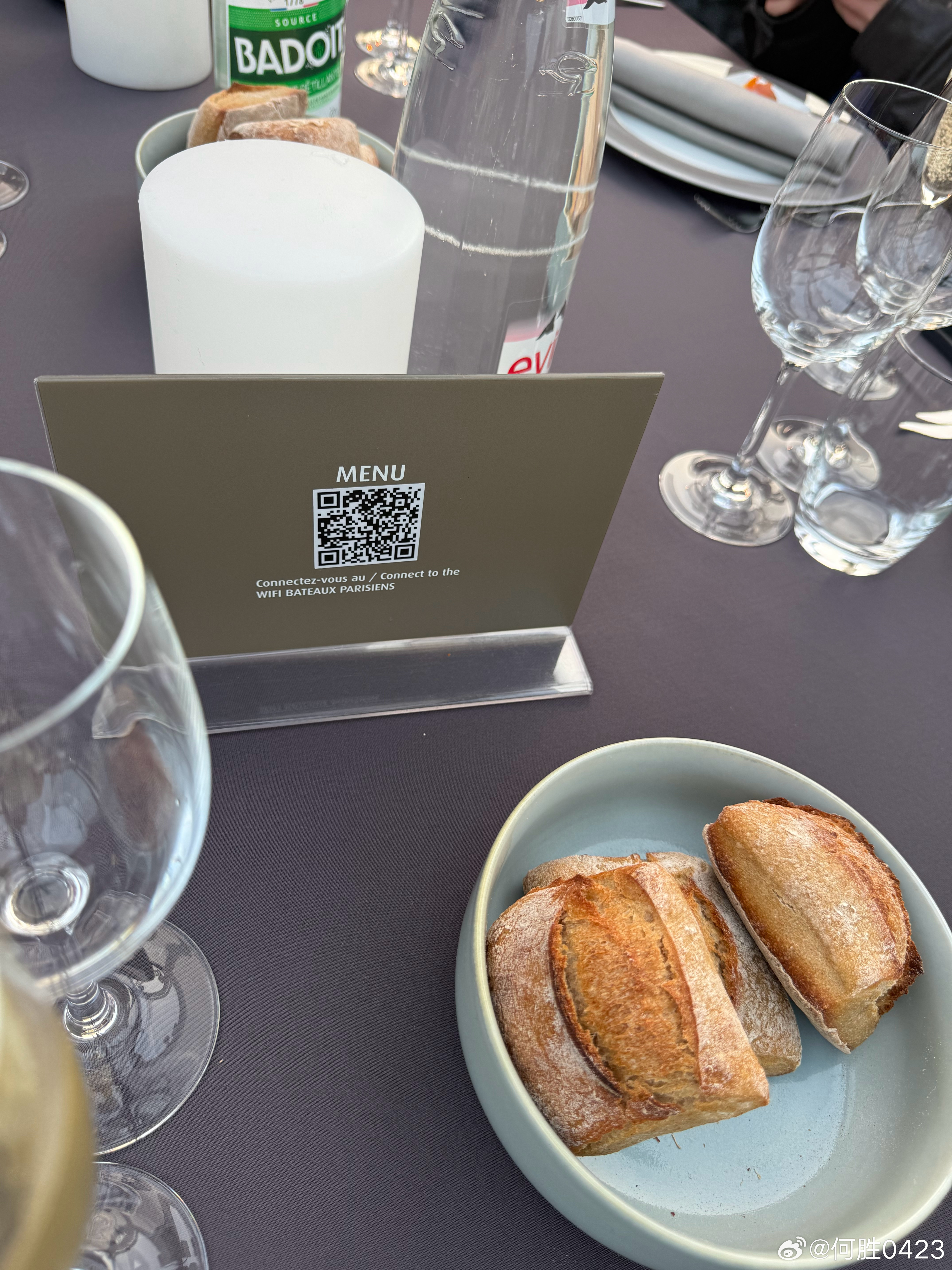 今晚埃菲尔铁塔下面，塞纳河上，吃个法国漂亮饭，99欧一个人，我到要看看有多漂亮 