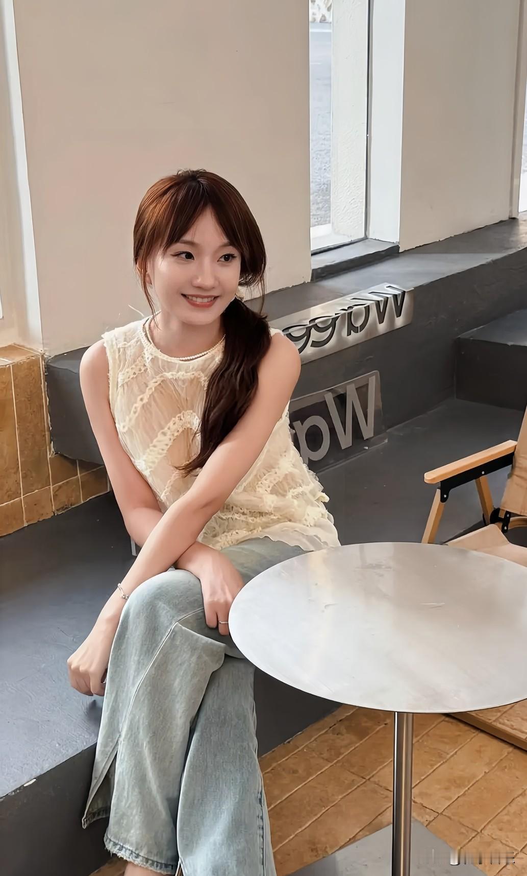 窗畔佳人笑靥娇，咖啡香里韵如韶；
清风也恋甜滋味，漫把烦忧尽数销。
清韵佳人 手