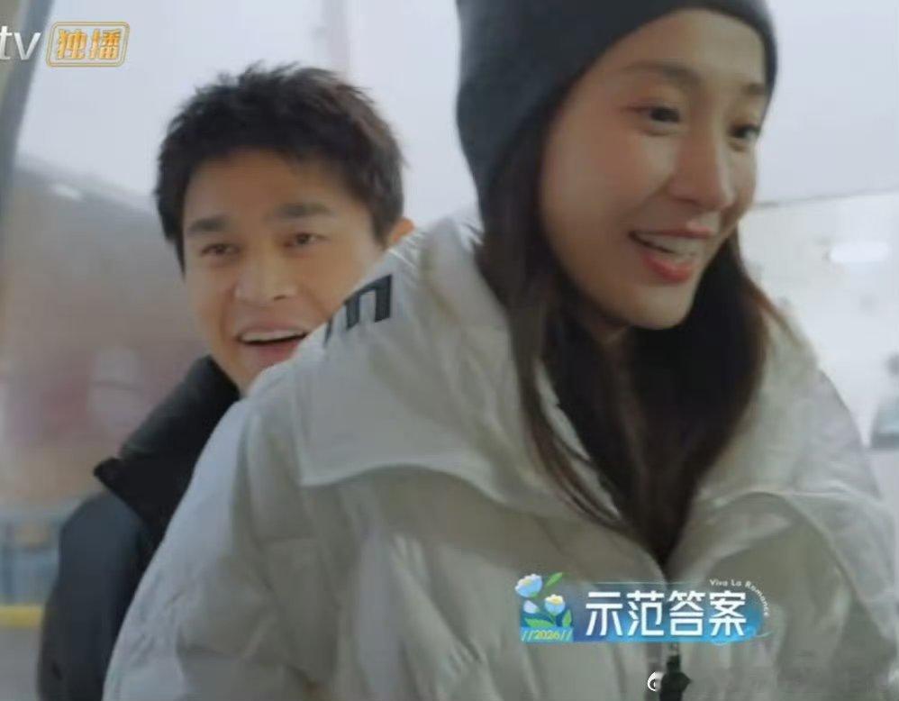 孙杨张豆豆没把朱丹当外人张豆豆一句屁股冷就黏孙杨腿上，夫妻互动甜到没眼看，孙杨还