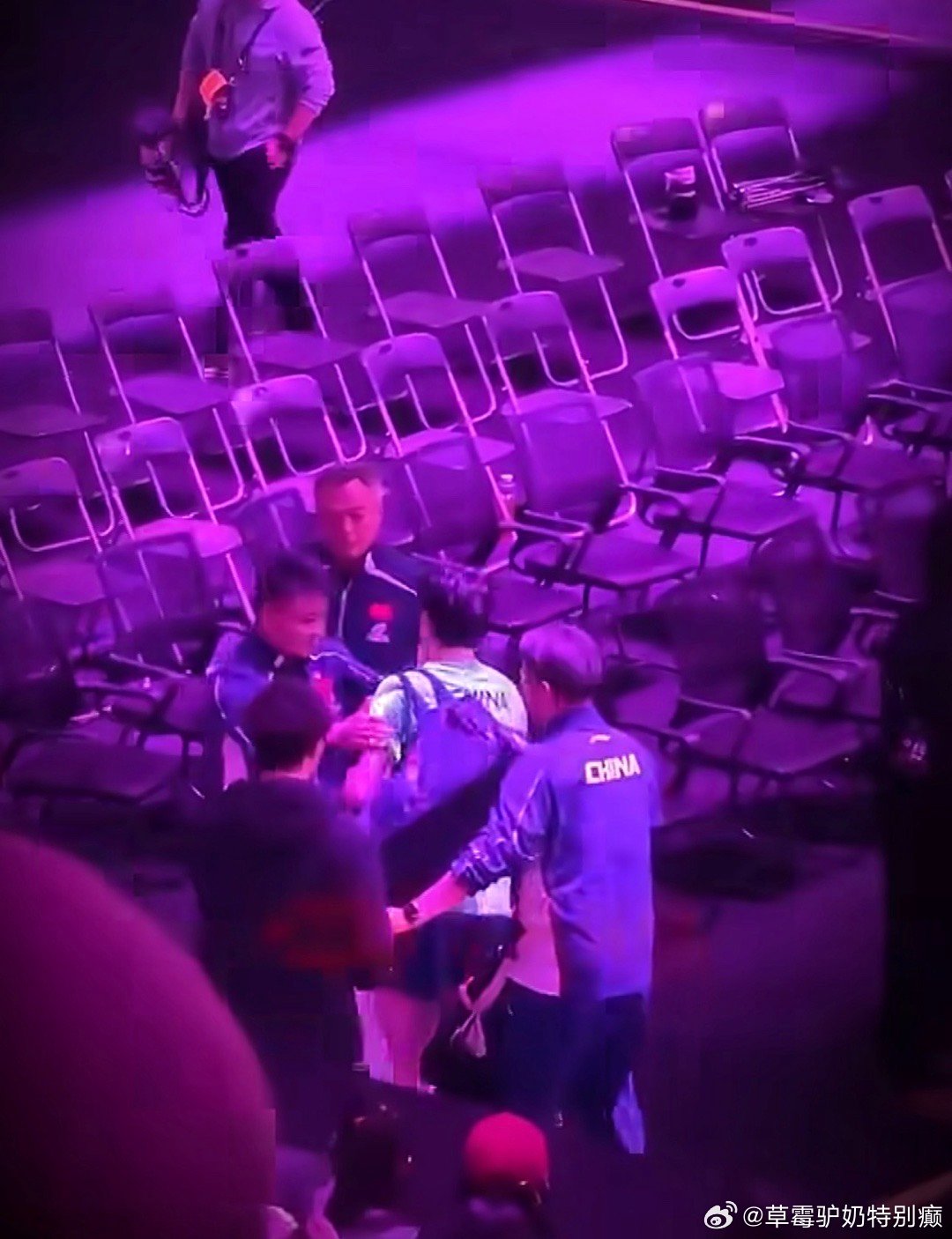 老告子是会挑活干的昨天晚上估计赢不了就坐观众席去了