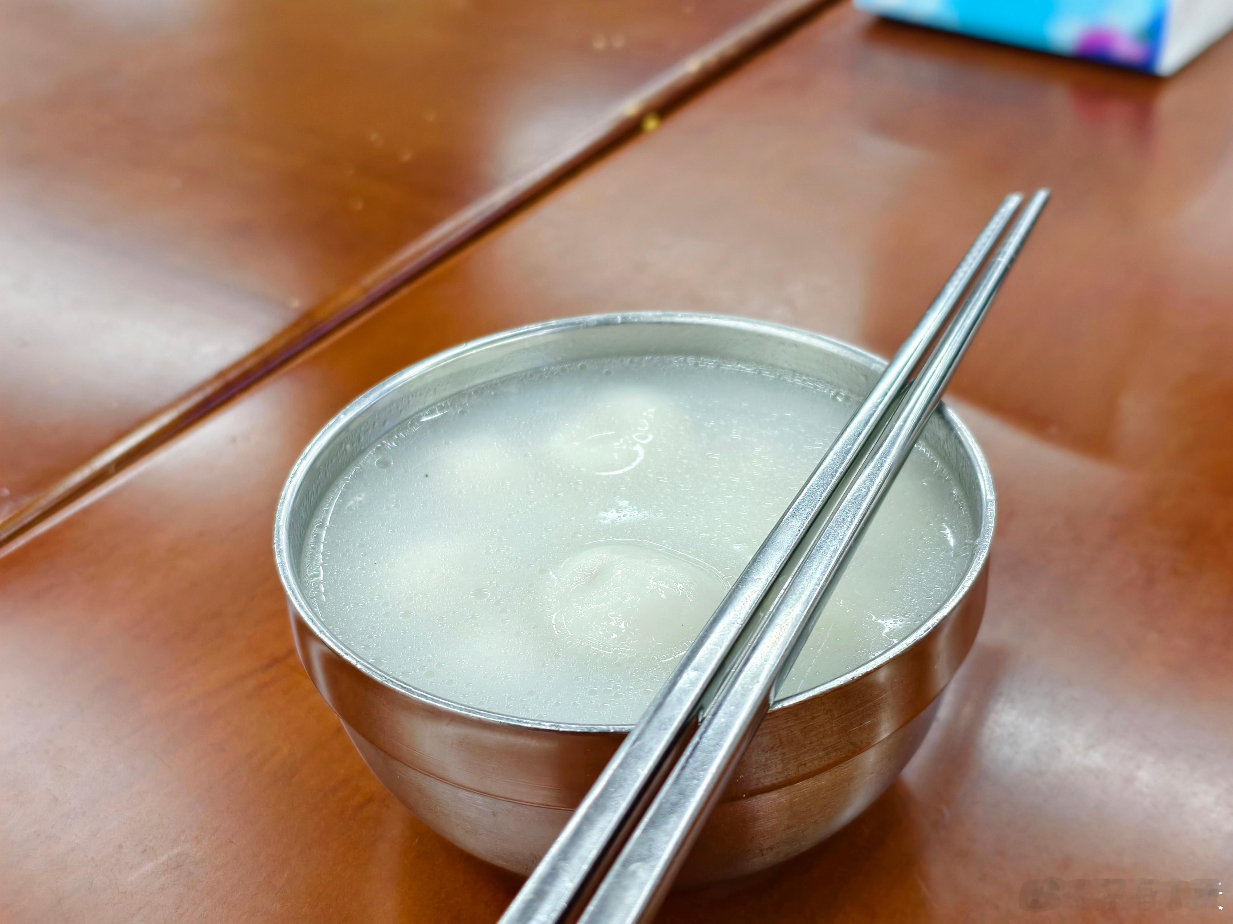 冬至了，吃完冬至汤圆，就大一岁了。是不是只要不吃，我就能一直年轻呢？冬至文案冬至