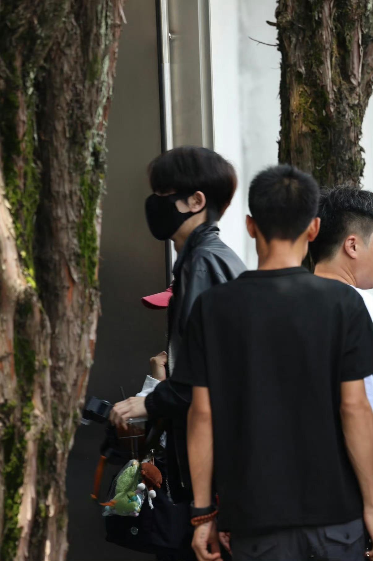 无锡到横店单程都要四个小时的车程，张凌赫爸爸妈妈也能去给他送饭，典型的江浙父母啊