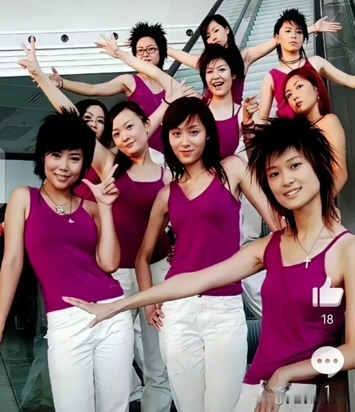 超级女声早年女歌手的合影里，长相一般，五官平平，造型一般的李宇春却是里面最红的一