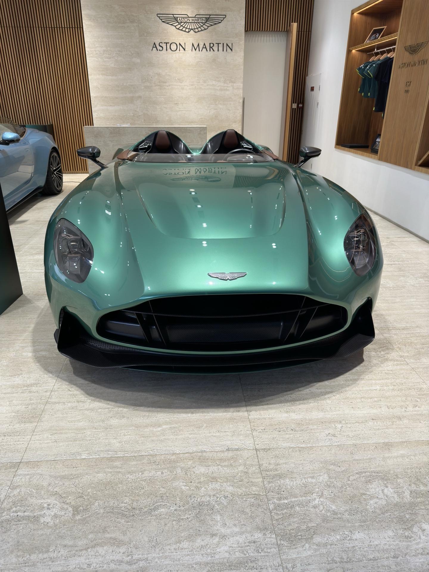ASTON MARTIN DBR22