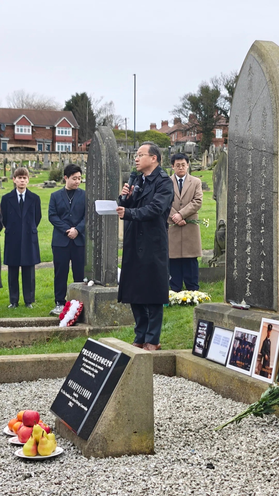 4月4日清明节前夕，中国驻曼彻斯特总领事唐锐赴纽卡斯尔拜谒北洋水师水兵墓。英国北