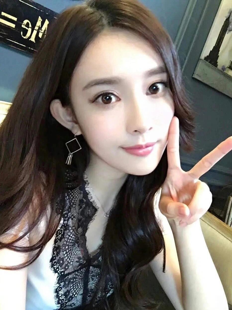 谁还记得那个被骂“加戏作精”“网红脸”的孟子义？
如今她早已不是被争议裹挟的招黑