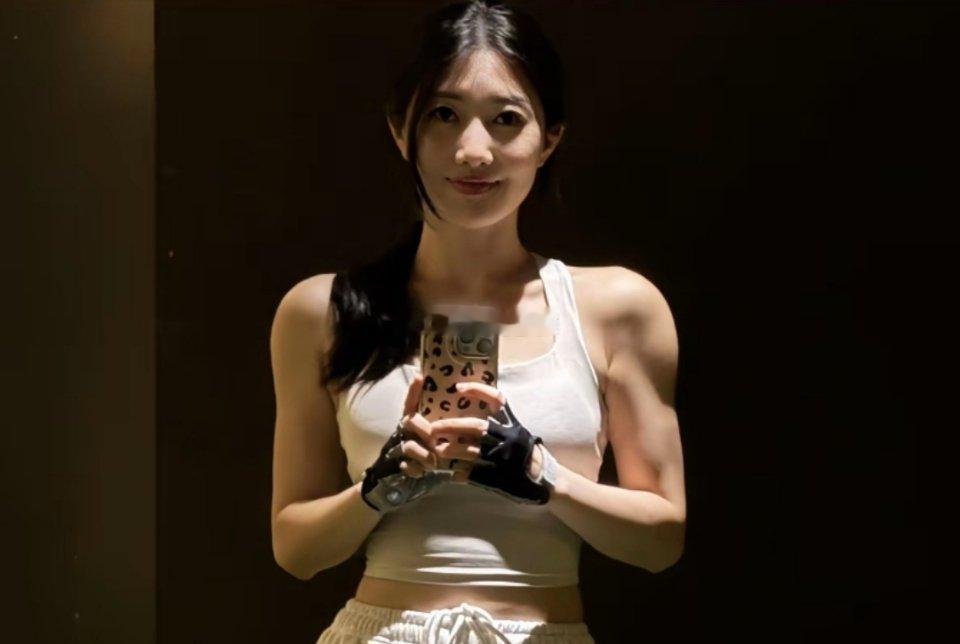 感觉肌肉很大啊，为什么穿上衣服却这么瘦，一点都看不出来 