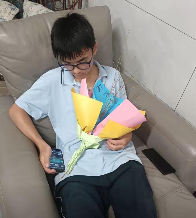 “又穷又想让孩子成才”，一份廉价垃圾堆花束，让中考家长火了
 
中考落幕，考场外