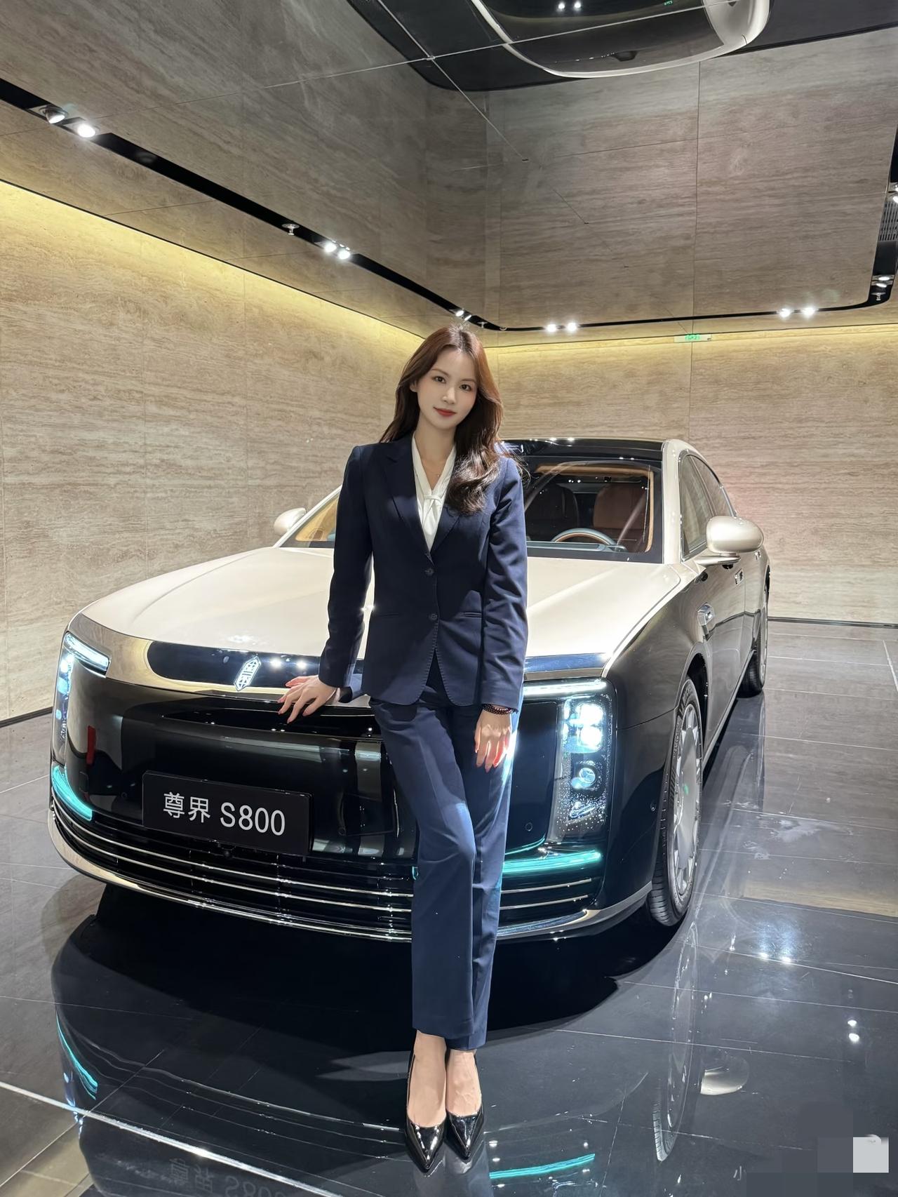 尊界S800 11月销量2205辆，
尊界S800 12月销量4223辆，
尊界