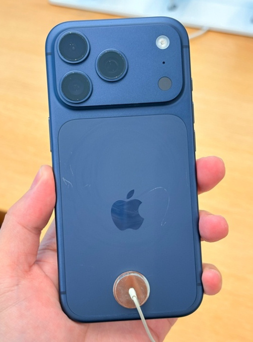 iPhone17Pro线下展出真机已满身划痕个人觉得只要不是摔坏了特别严重就可以