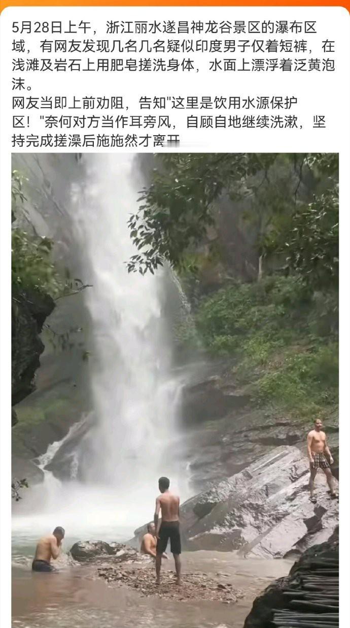 在印度，我们见证了一种独特的生活方式。他们随地大小便，沐浴时水花四溅，甚至光着脚
