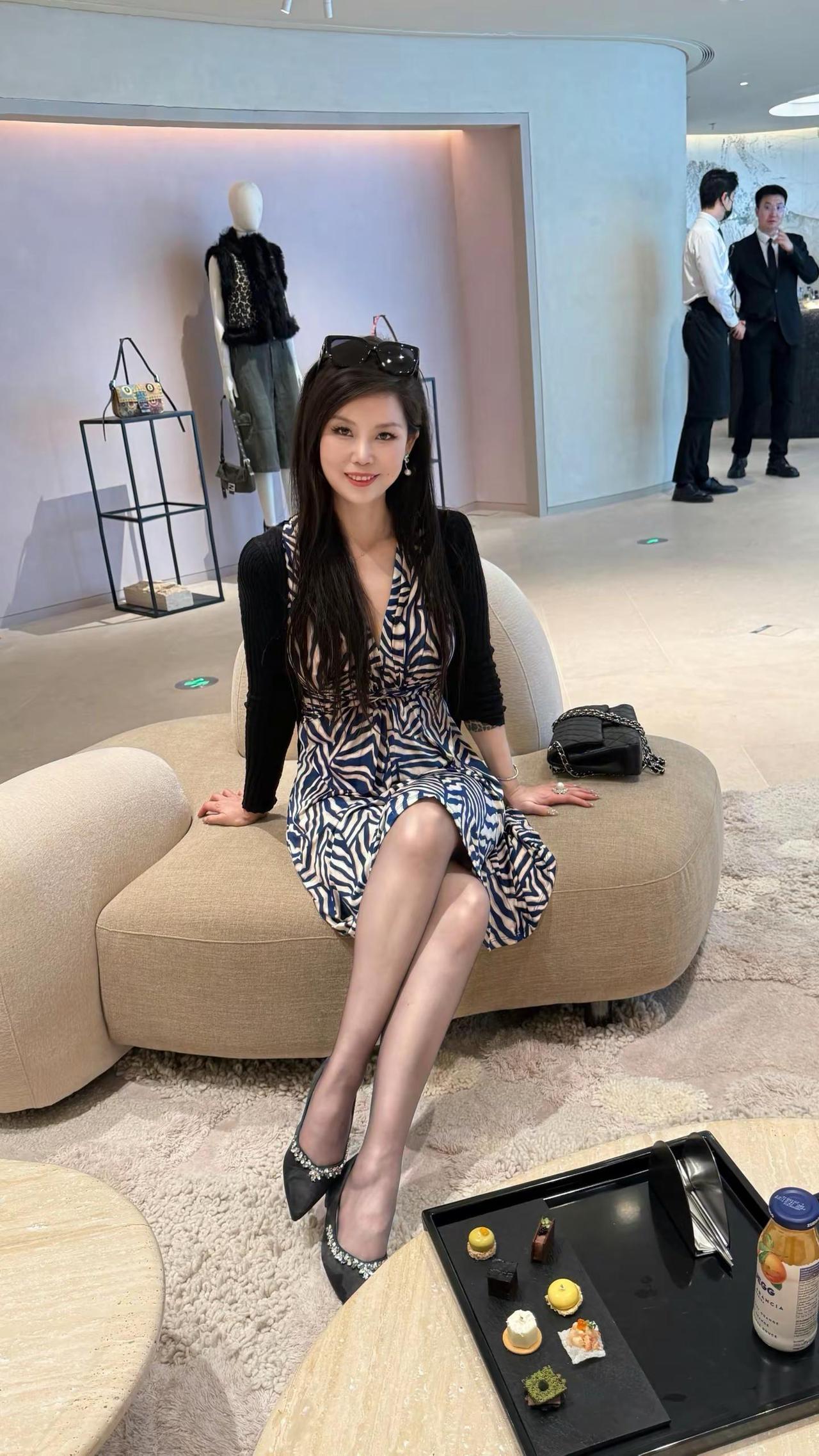 慢下来，给自己充个电 柔光包裹的角落，松弛感慢慢漫上来～偷得浮生这片刻清闲，把日