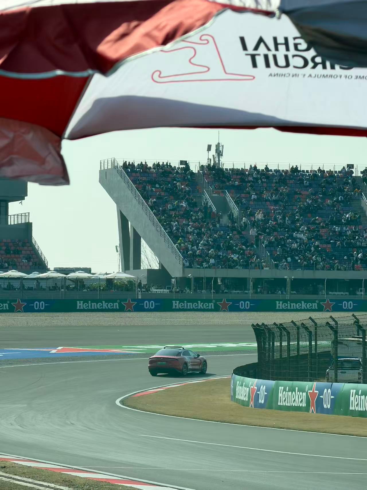 哟嚯！？看网友上赛拍到啥了！！绿牌的仰望 U7 我靠！！还带顶灯！！！咱们也有自