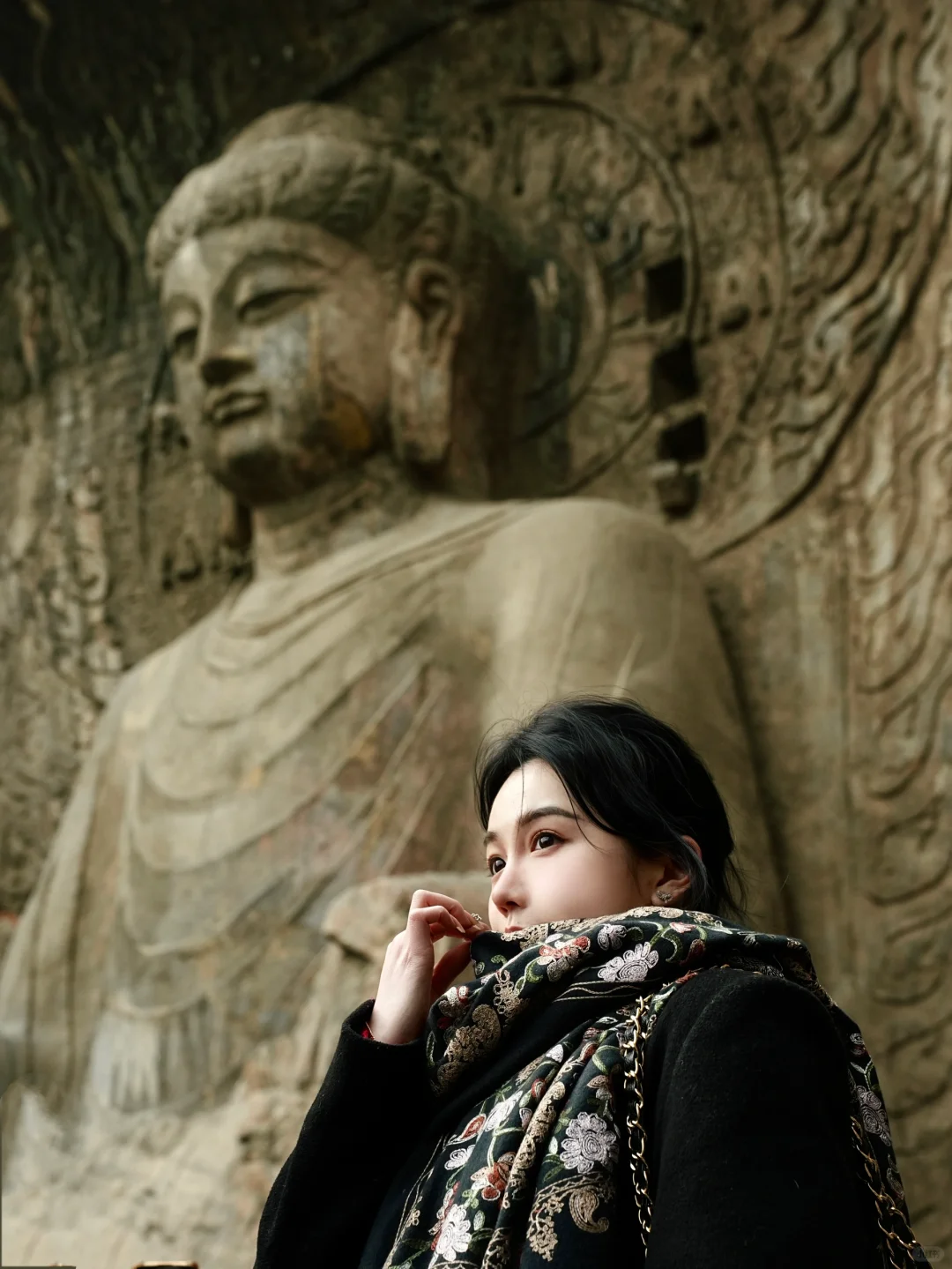 洛阳🏯她和龙门石窟佛像的合影