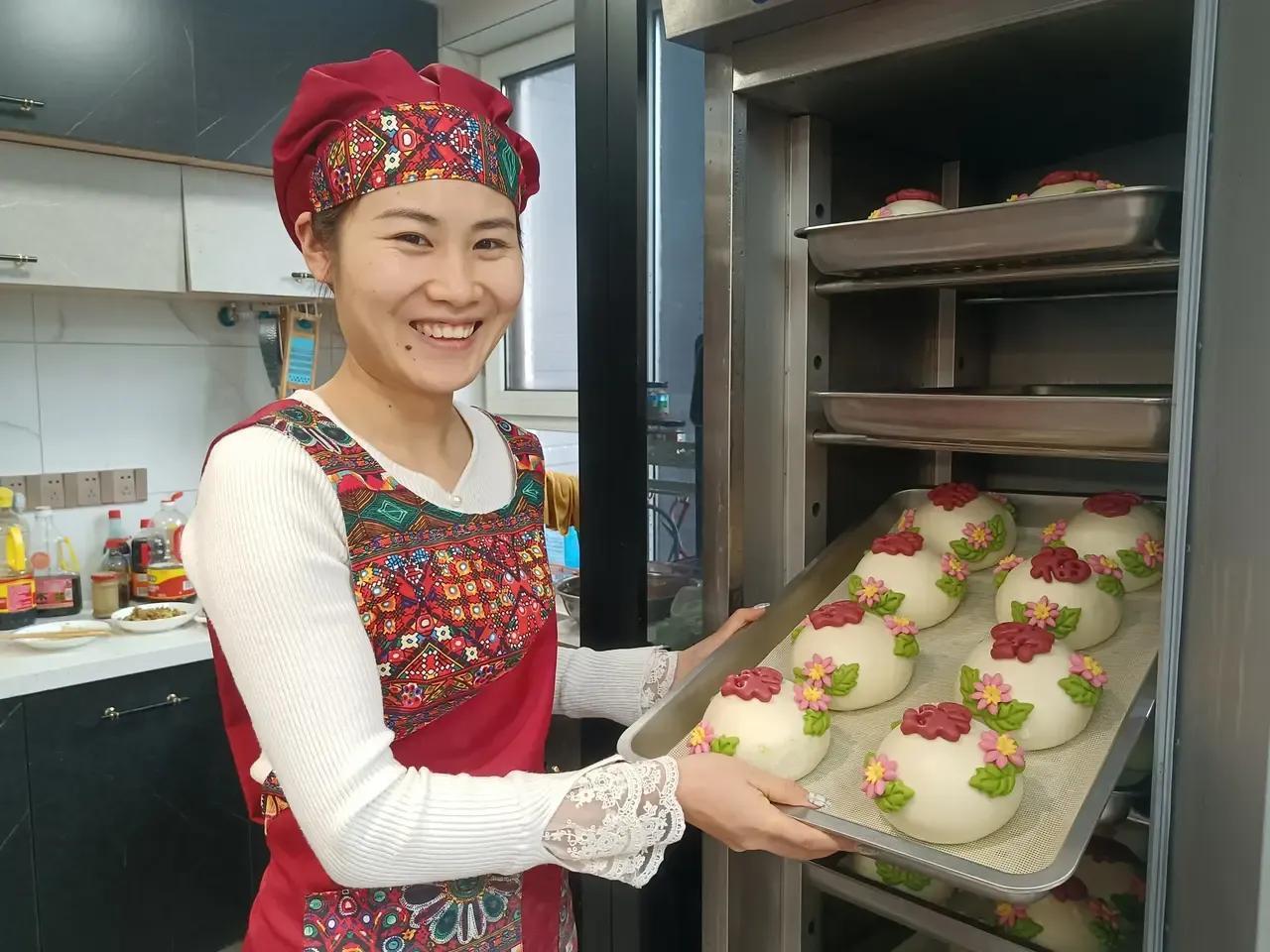 平邑花馍出锅了，她象征着福禄寿喜，吉祥如意，万事亨通，欢迎大家来品尝。