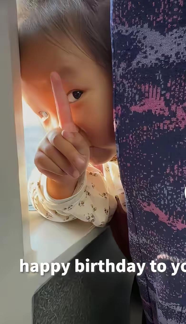 3岁女童高铁暖心举动登人民日报，藏在细节里的爱意最动人
 
3岁女童火上人民日报