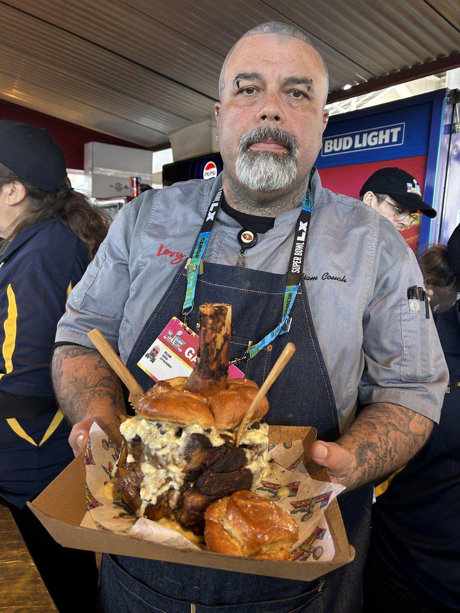 🔻超级碗上的 LX 汉堡（180美元），以及酒水价格。超级碗海外新鲜事热点现场