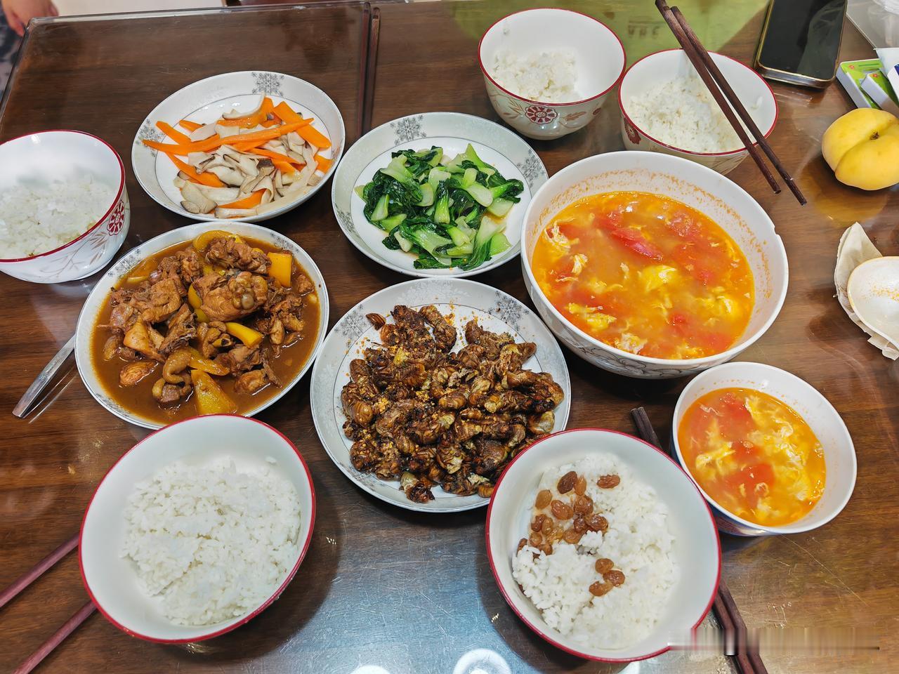 两餐分享～
周天受台风“巴威”的影响，一家四口人都没有外出活动，吃了早饭做午饭，