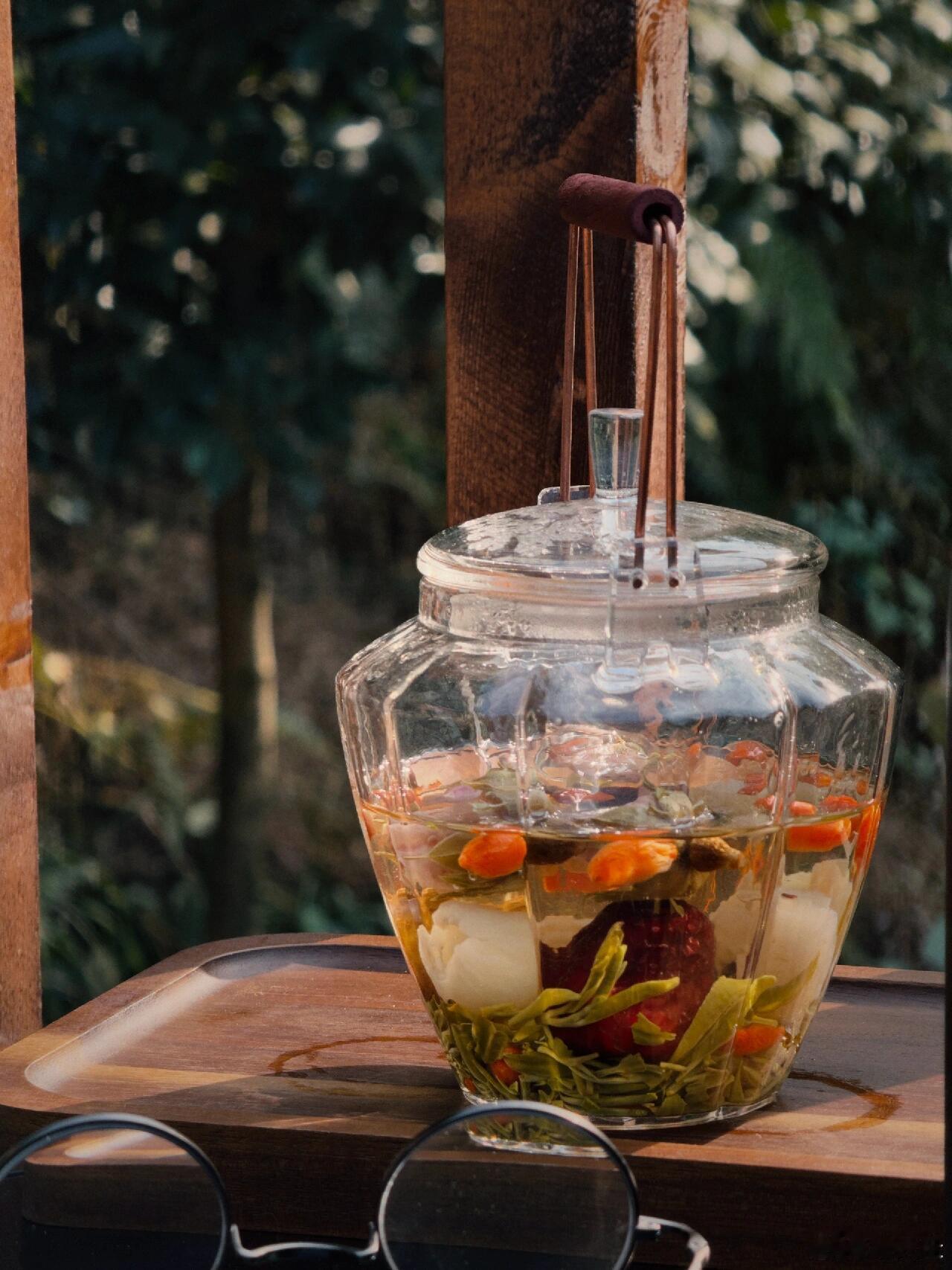 人最大的悲剧就是这三种行为，一、人穷而情深，就是一个人没钱，却又把感情看得太重。