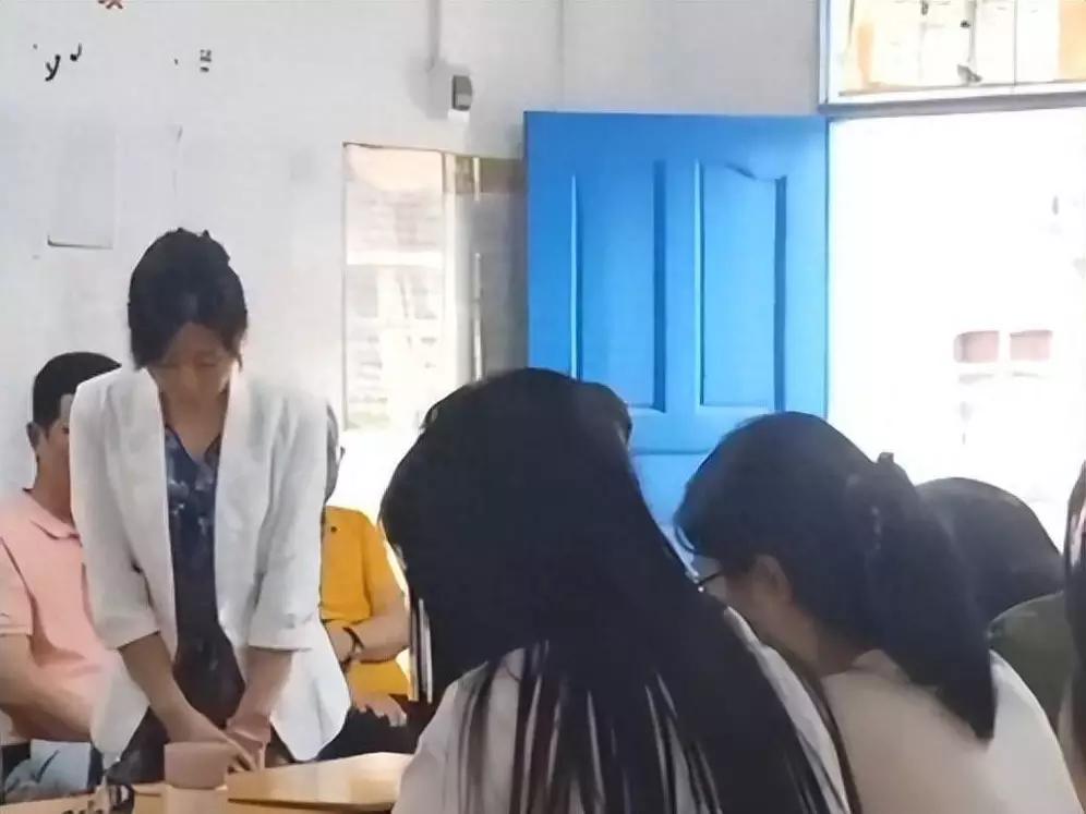 看到老师被投诉当面向学生三鞠躬谢罪，只有一个男孩出来阻拦的画面，心里五味杂陈。这