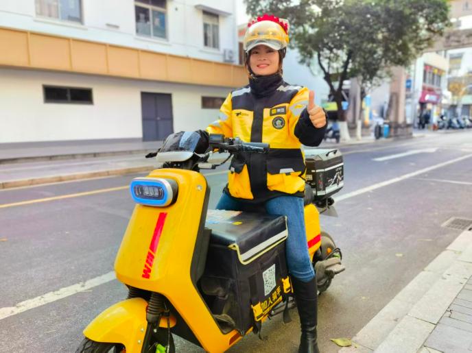 电瓶车突然起火，火光一瞬把人群推远。
我正本能往后退时，一位女骑手停下车，转身就