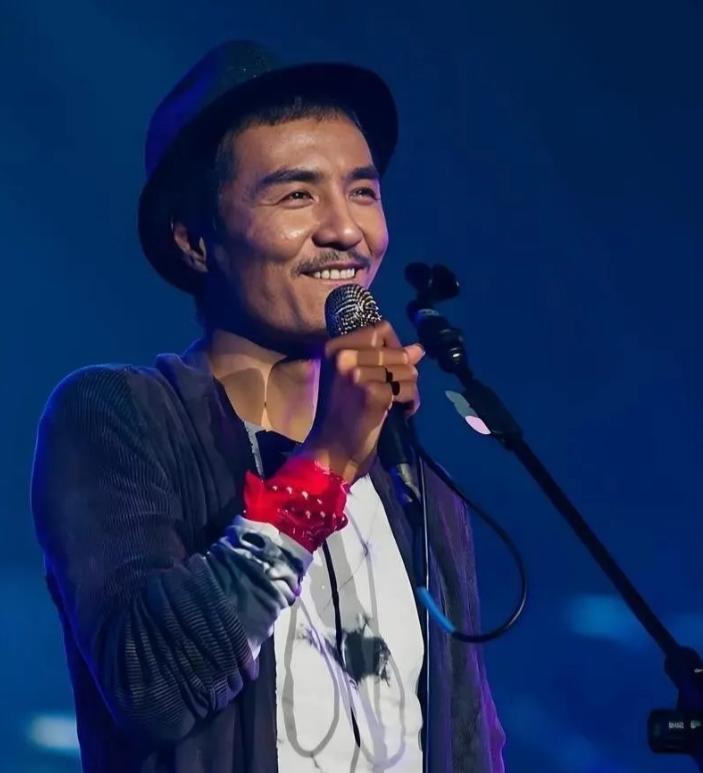 1998 年，朴树的母亲对他说："你已经在家啃老 5 年了，要不要出去刷盘子养活
